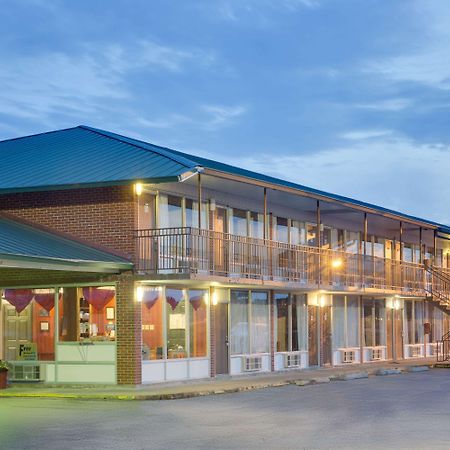 Days Inn By Wyndham Newport Exteriér fotografie