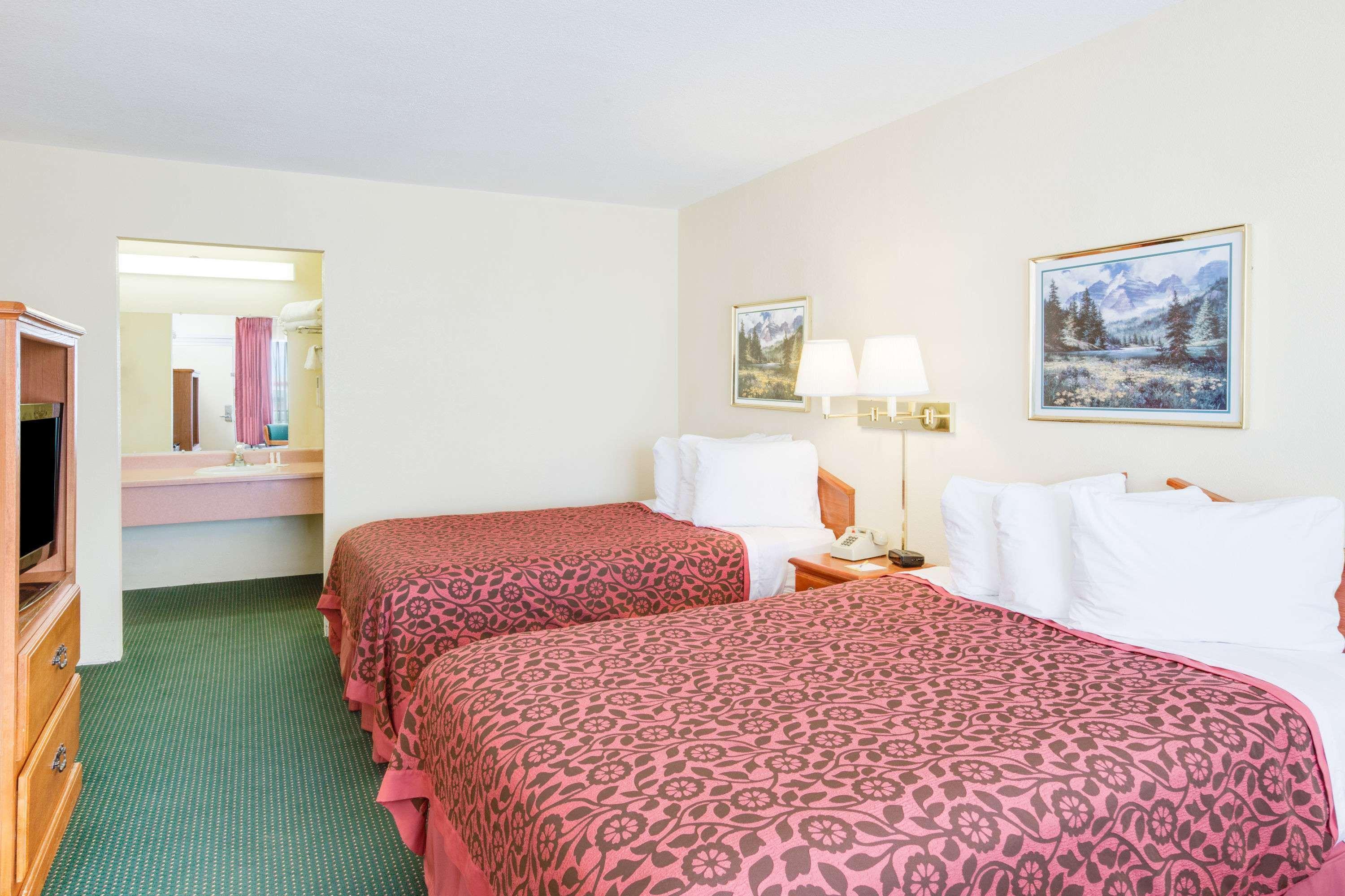 Days Inn By Wyndham Newport Exteriér fotografie