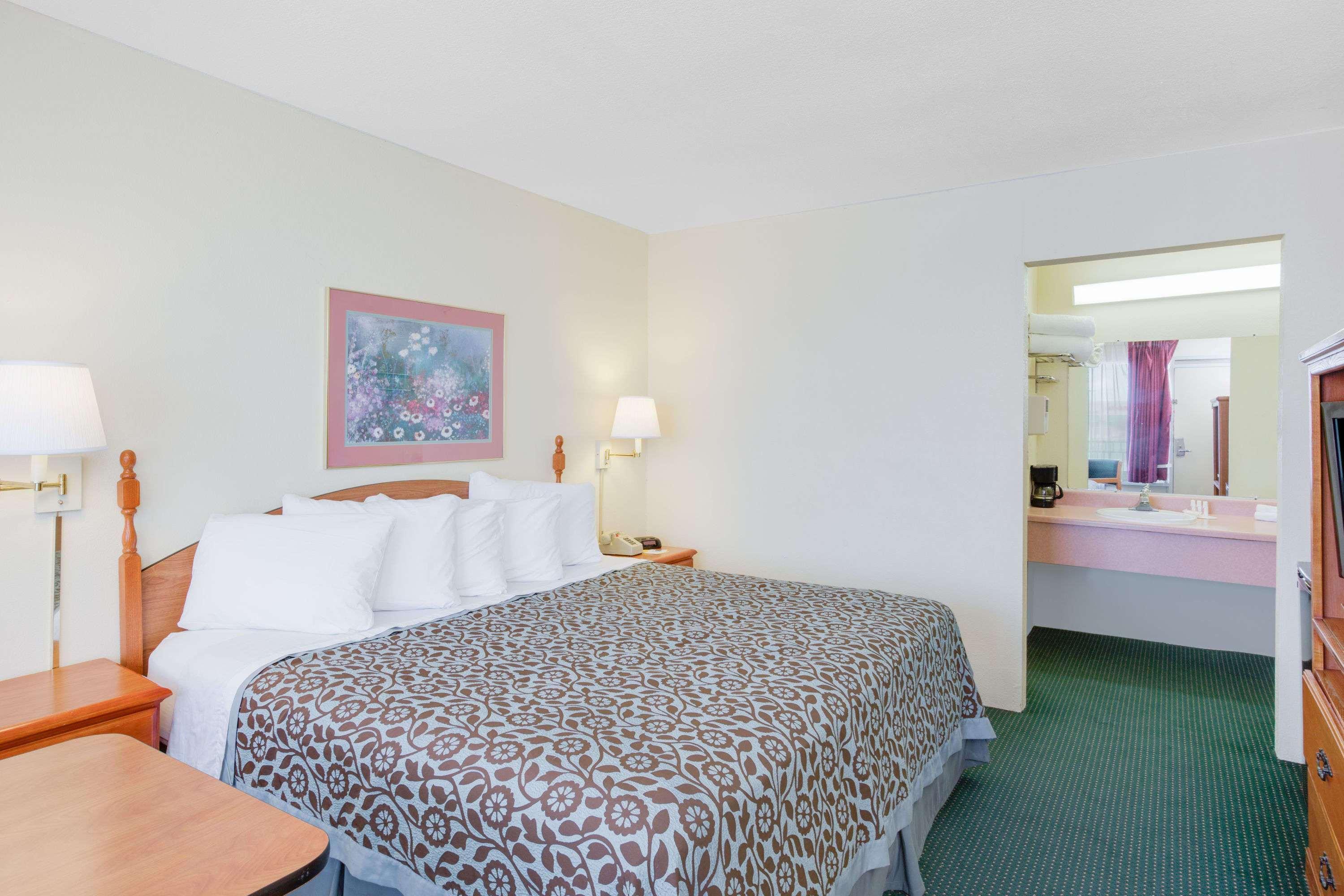Days Inn By Wyndham Newport Exteriér fotografie