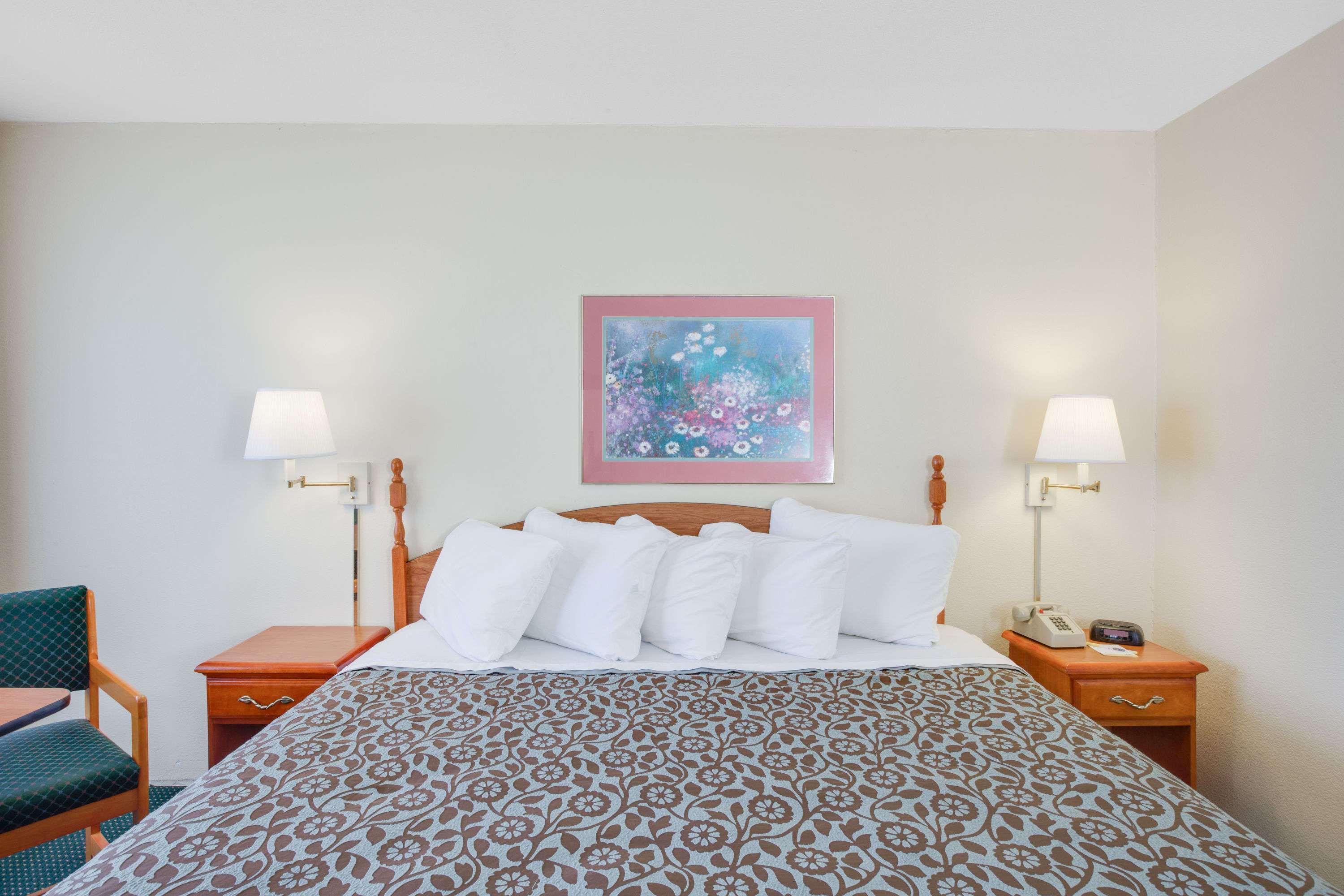 Days Inn By Wyndham Newport Exteriér fotografie