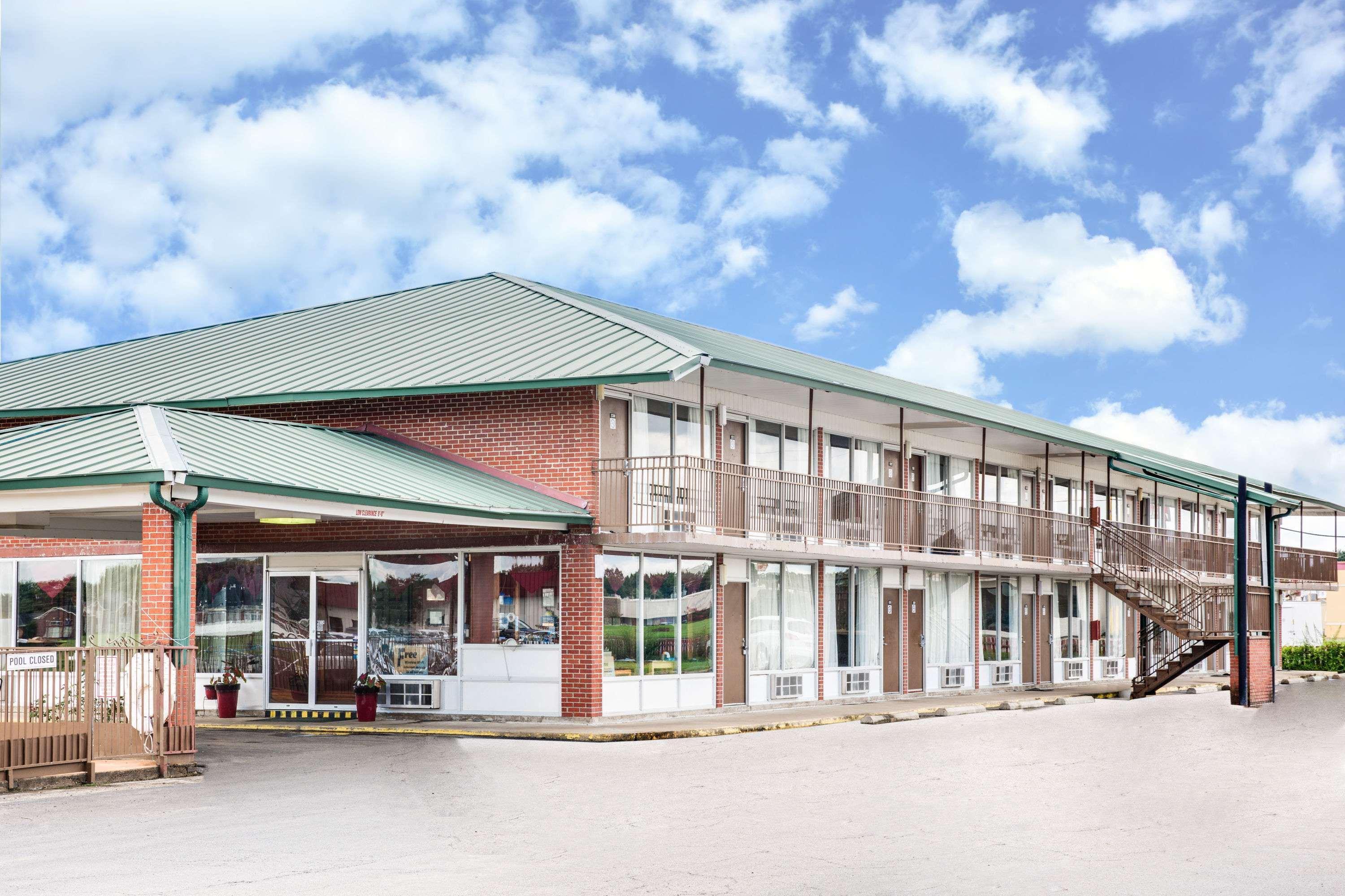 Days Inn By Wyndham Newport Exteriér fotografie