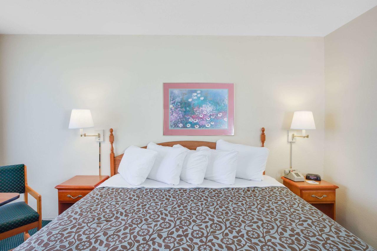 Days Inn By Wyndham Newport Exteriér fotografie